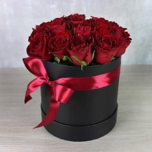 Цветочная композиция из Розы в шляпной коробке в Зирган